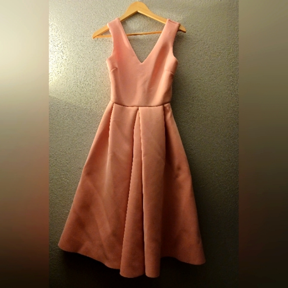 LOVE...ady .Beautiful dress size Small